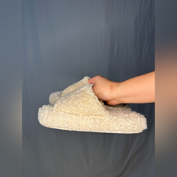 Abercrombie & Fitch Sherpa Slippers - Picture 7 of 11